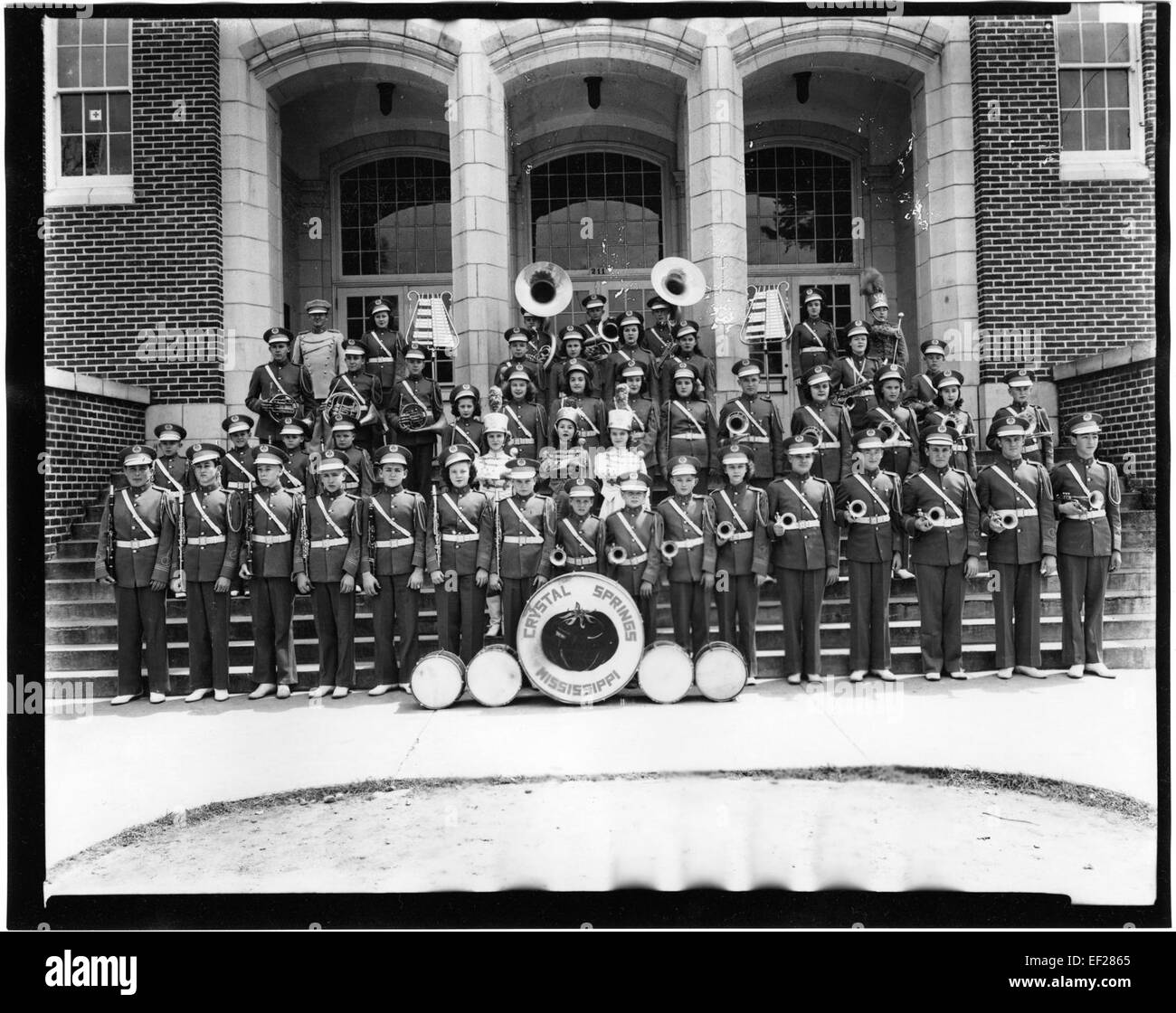 Dieses Bild zeigt die Crystal Springs High School Marching Band und Drum Majorettes, die bei einer öffentlichen Veranstaltung in Mississippi auftreten. Die Marschkapelle ist ein wichtiger Bestandteil des Schulgeistes und der Beteiligung an der Gemeinschaft. Stockfoto
