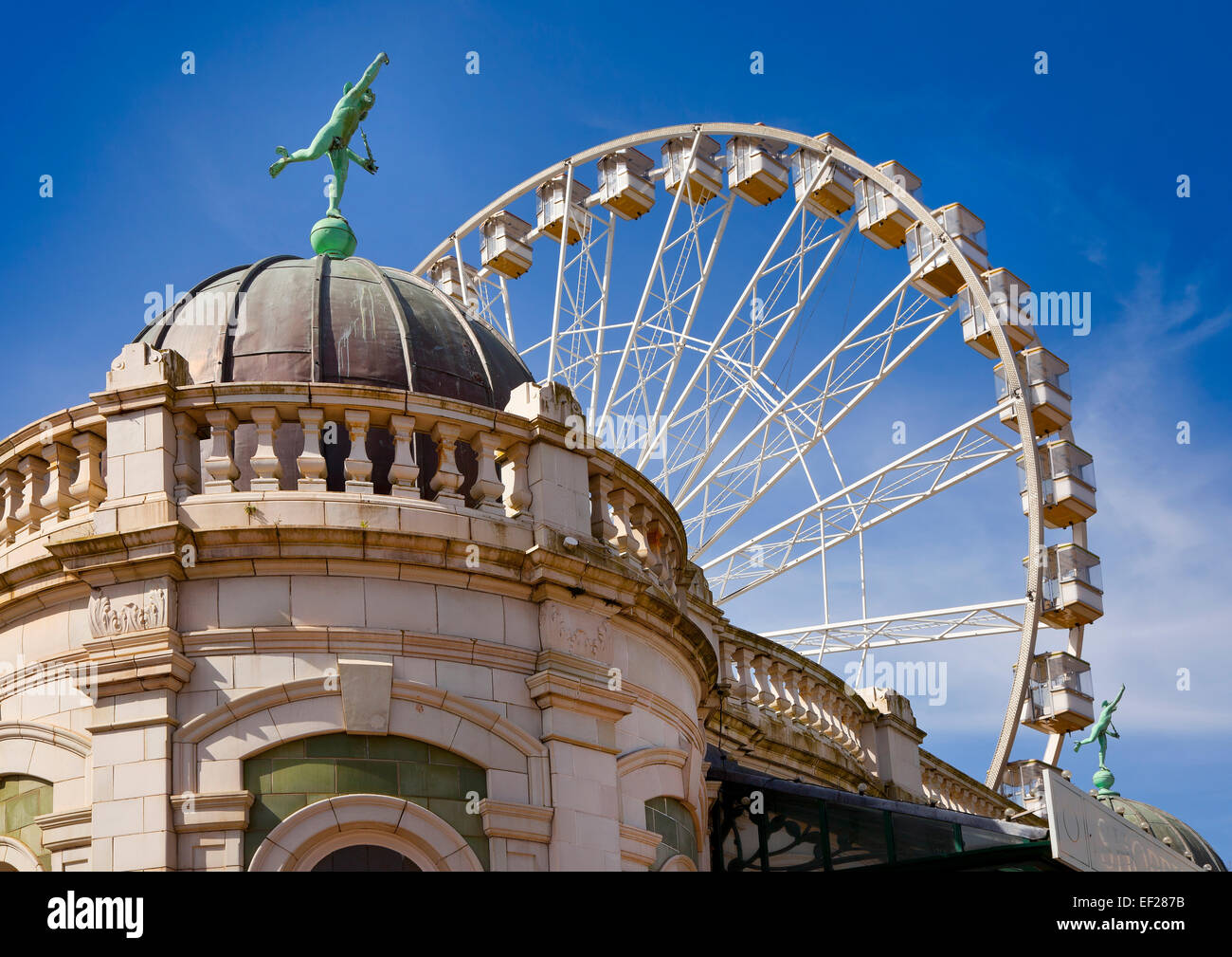 Torquay Vergnügen Rad, Torquay, UK, Grünspan Statuen von Quecksilber, helle Sonne, blauer Himmel. Stockfoto