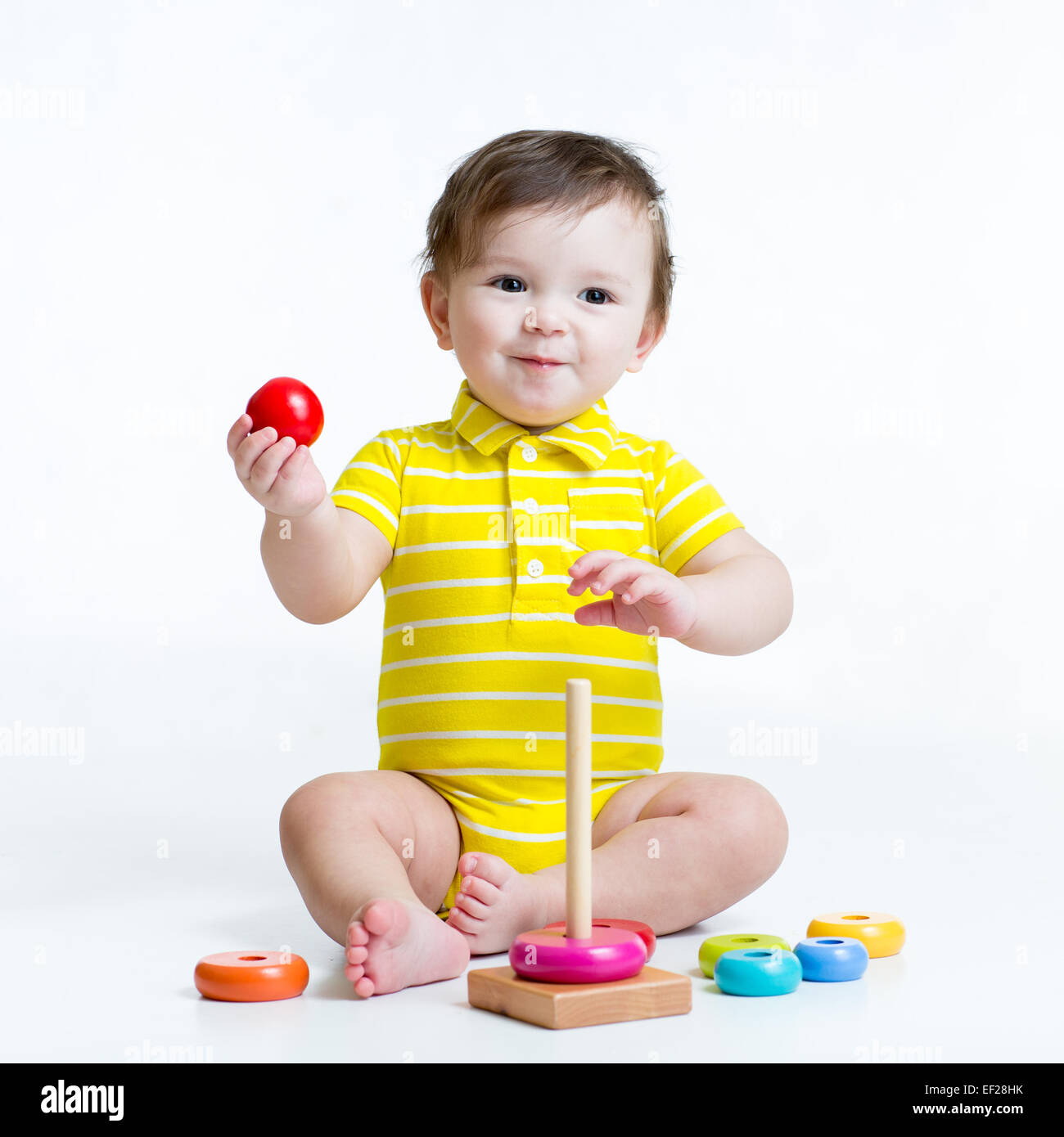 Baby Boy mit Pyramide Spielzeug spielen Stockfoto