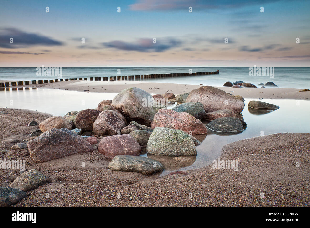 Steinen am Ufer der Ostsee Stockfoto