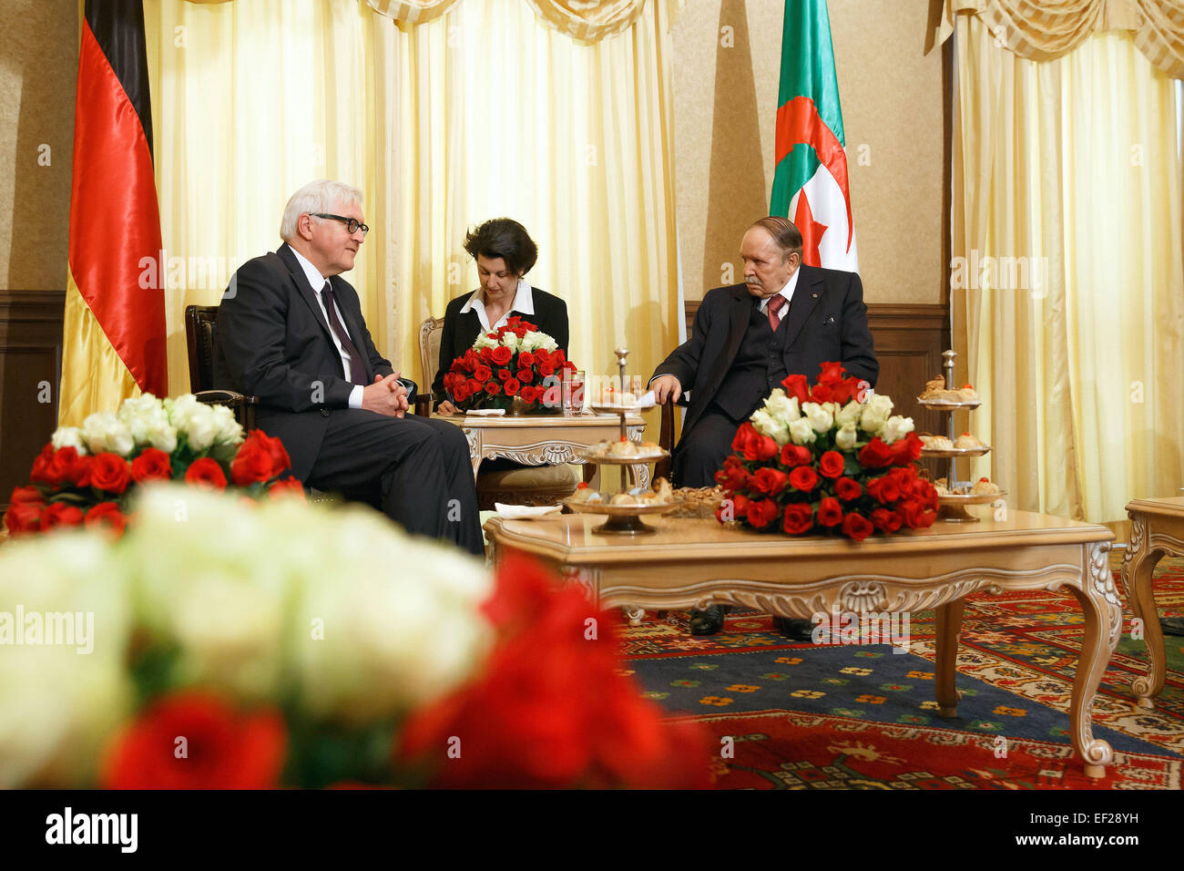 Algier, Algerien. 25. Januar 2015. HANDOUT - Bundesminister für auswärtige Angelegenheiten (L) trifft sich mit Abdelaziz Bouteflika (R), Präsident von Algerien in Algier, Algerien, 25. Januar 2015. Foto: Thomas Trutschel / photothek.net/dpa/Alamy Live News Stockfoto