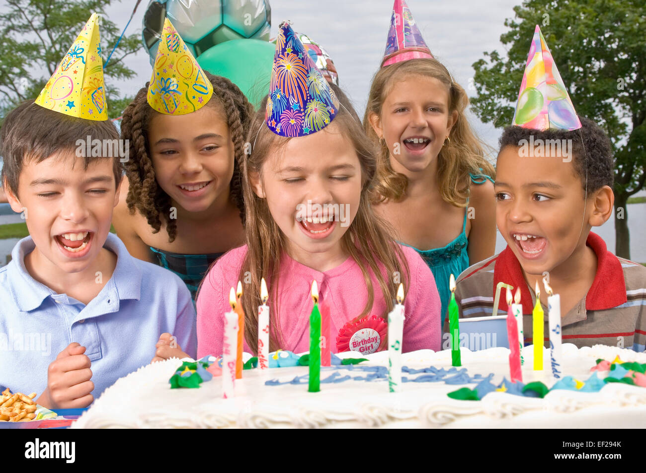 Gruppe von Kindern bei einer Geburtstagsparty Stockfoto