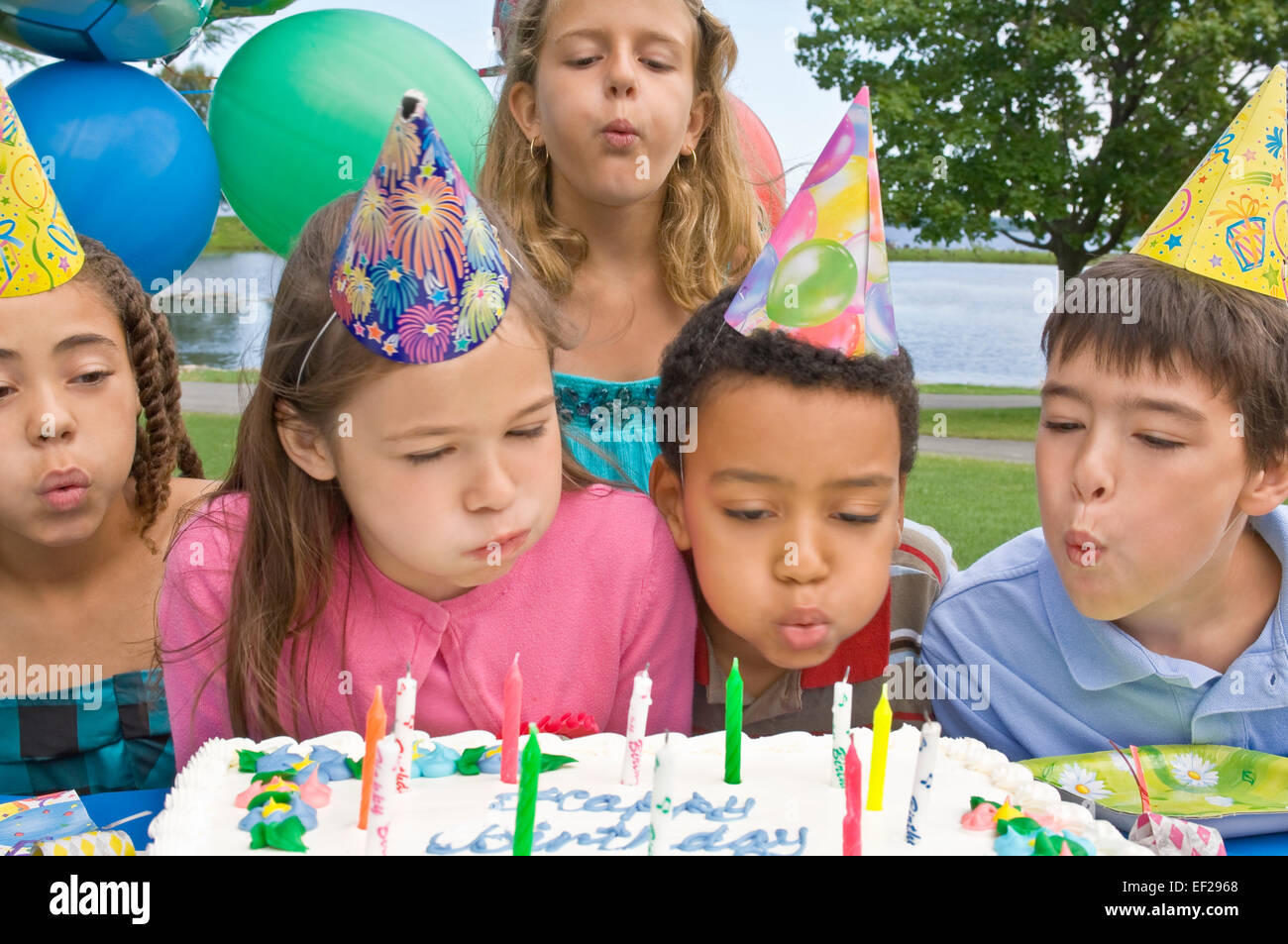 Gruppe von Kindern auf Geburtstagsparty Stockfoto