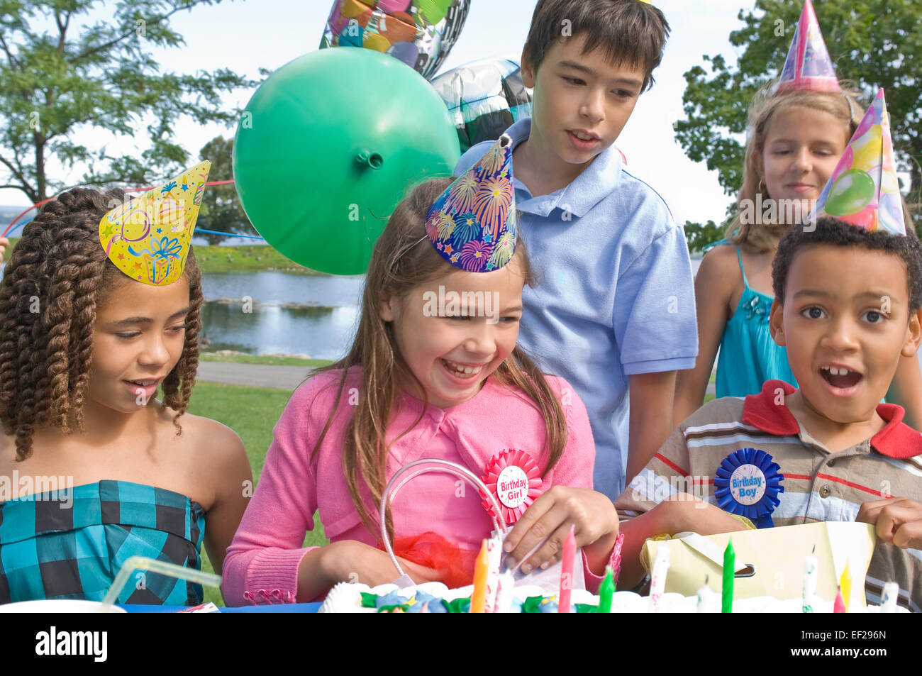 Gruppe von Kindern auf Geburtstagsparty Stockfoto