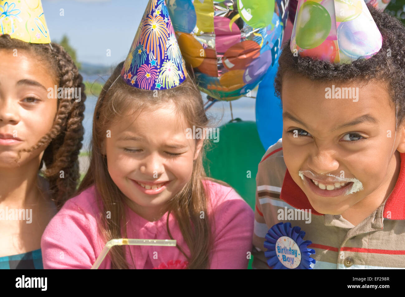 Kinder auf einer Geburtstagsfeier Stockfoto