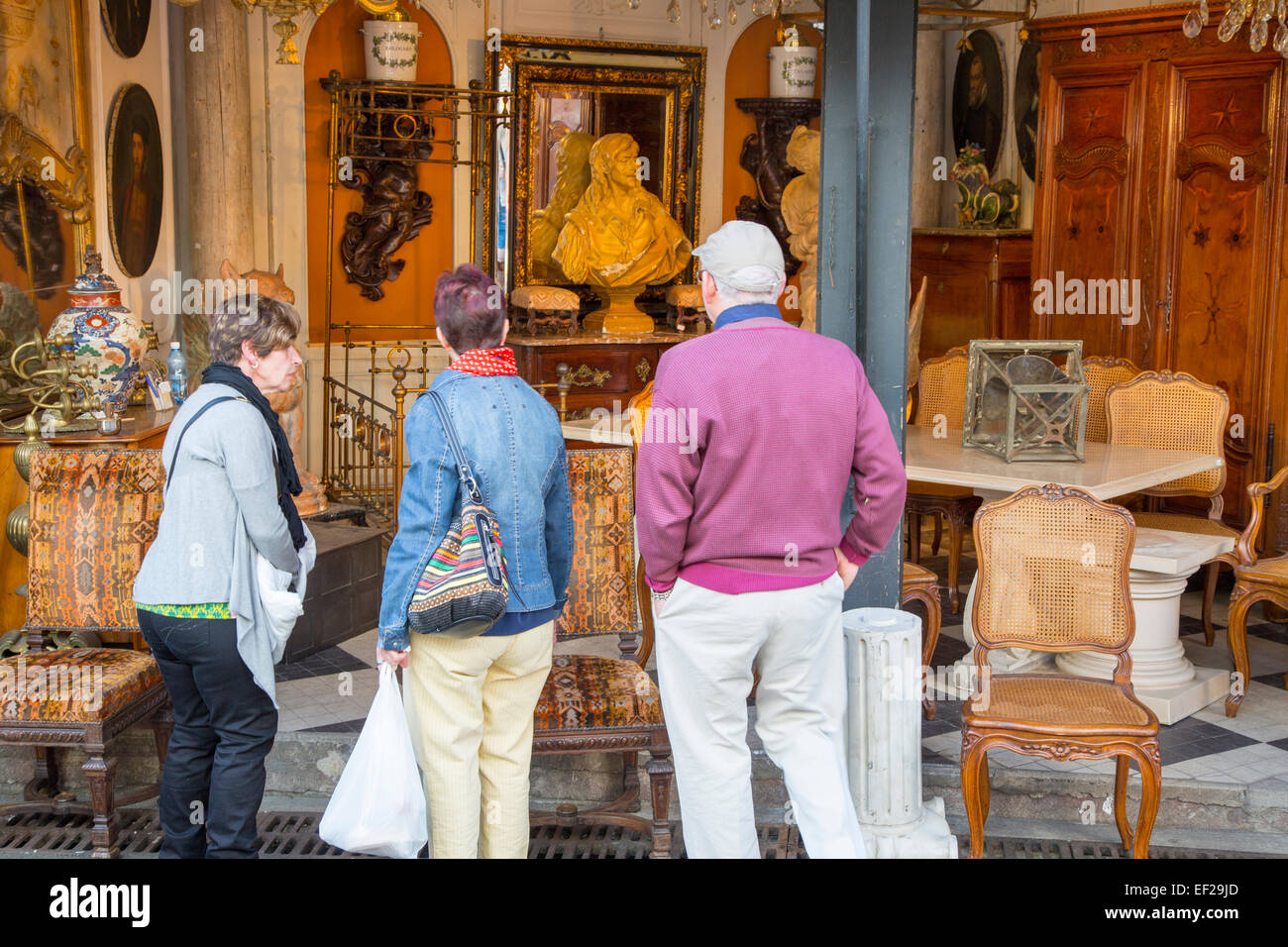 Möbel einkaufen bei Marché Aux Puces de Saint-Ouen, dem weltberühmten Flohmarkt Paris Frankreich Stockfoto