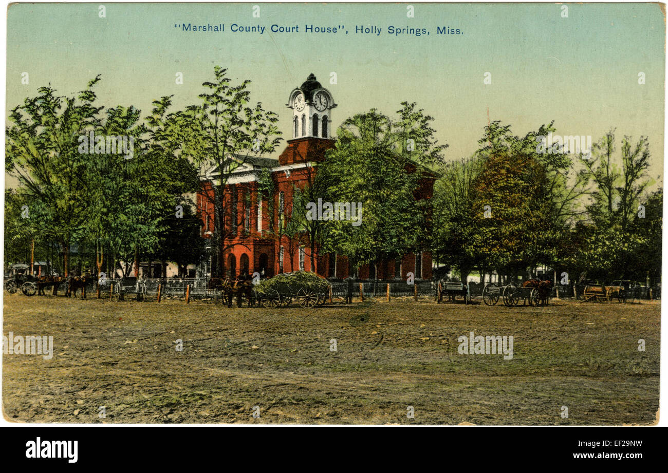 Ein historisches Foto des Marshall County Courthouse in Holly Springs, Mississippi, das seinen architektonischen Stil und seine Bedeutung für die lokale Gemeinde darstellt. Stockfoto