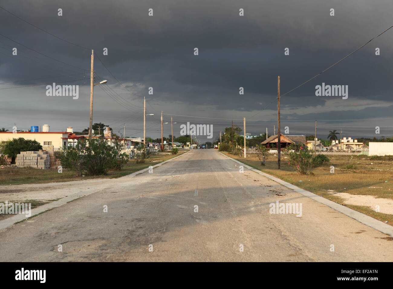 Straße und einen kommenden Sturm in Playa Girón, Schweinebucht, Kuba Stockfoto