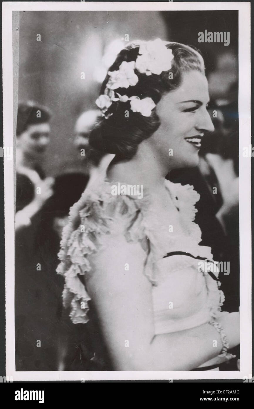 Dieses Porträt von Gracie Fields fängt die berühmte britische Schauspielerin und Sängerin ein, die für ihre Beiträge zur Unterhaltung im 20. Jahrhundert bekannt ist. Mit Blumen im Haar symbolisiert dieses Bild ihren Charme und ihre Verbindung zur damaligen Popkultur. Stockfoto Dieses Porträt von Gracie Fields fängt die berühmte britische Schauspielerin und Sängerin ein, die für ihre Beiträge zur Unterhaltung im 20. Jahrhundert bekannt ist. Mit Blumen im Haar symbolisiert dieses Bild ihren Charme und ihre Verbindung zur damaligen Popkultur. Stockfoto