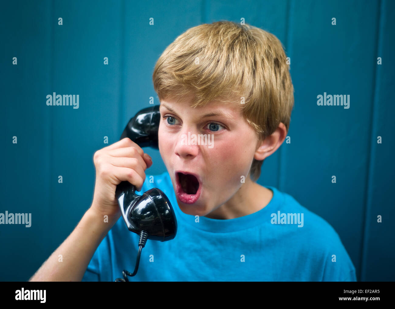 Unglückliches Kind am Telefon. Stress am Arbeitsplatz, schlechte Nachrichten. Stockfoto