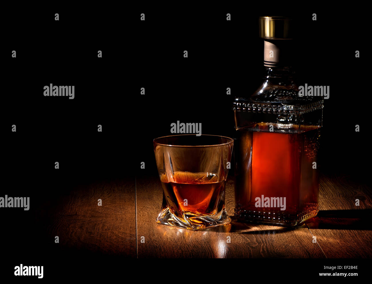 Flasche und Glas Whiskey auf einem Holztisch Stockfoto