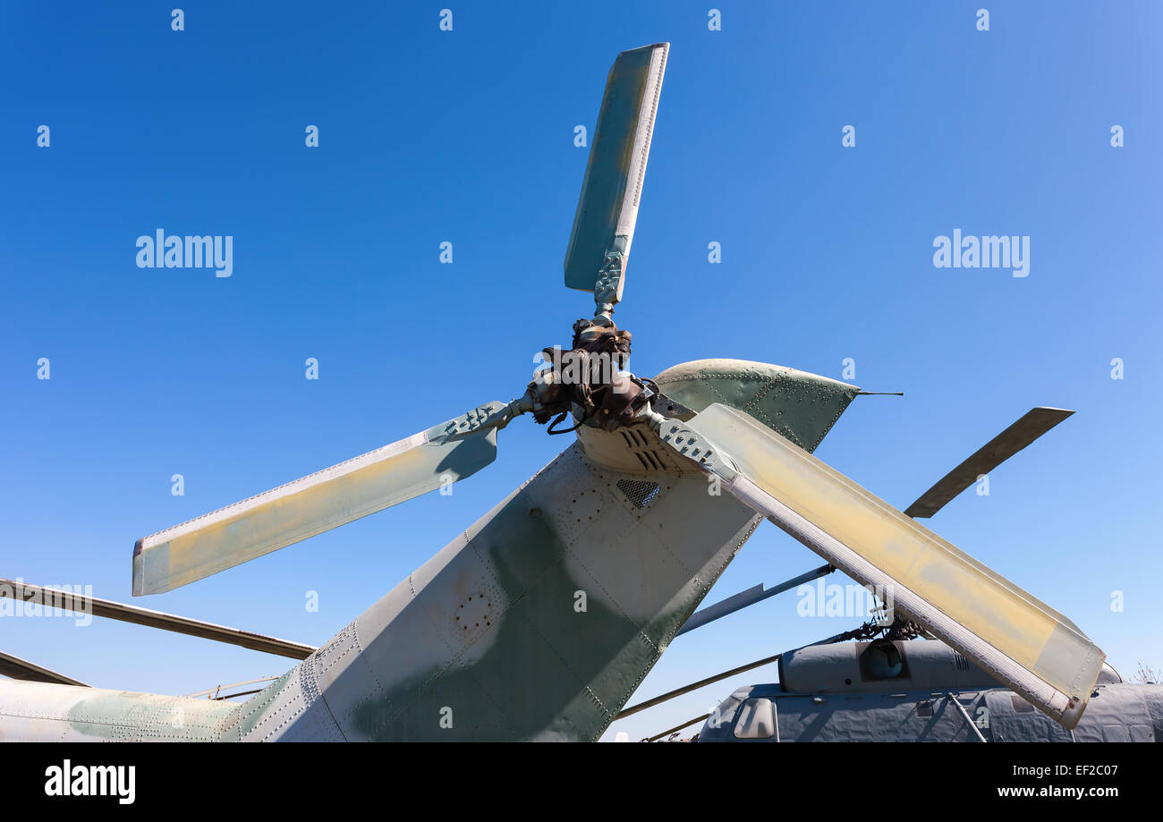 Turbine des russischen Transporthubschrauber gegen blauen Himmel Stockfoto