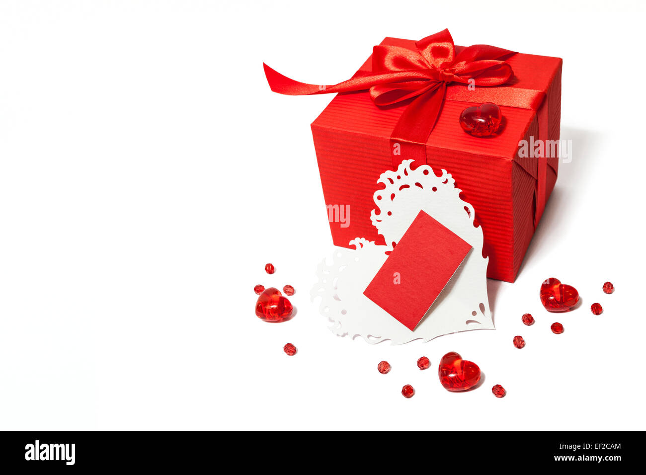 Isolierten roten Geschenkbox mit Valentinstag-Karte Stockfoto