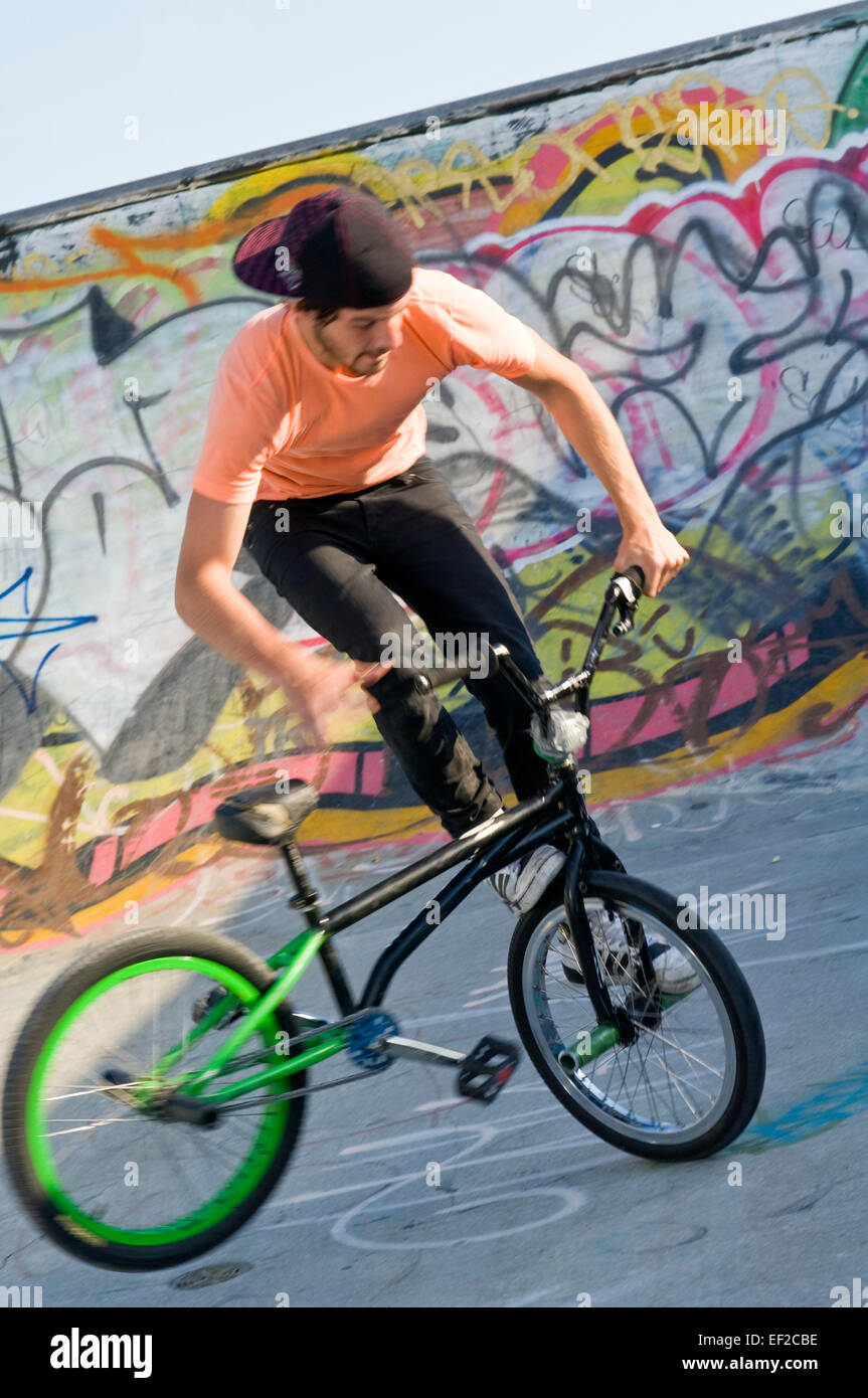 Ein junger Mann in einem Skatepark Tricks auf seinem Fahrrad zu machen Stockfoto