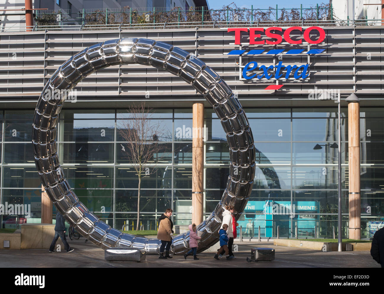 Tesco Extra speichern Schild gesehen mit Edelstahl Halo Skulptur, Gateshead, Nord-Ost England UK Stockfoto