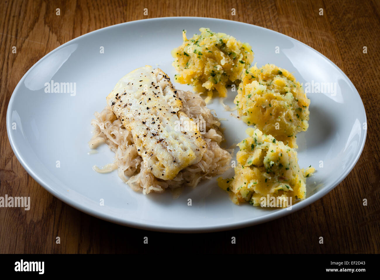 Gericht mit Fisch und Rübenkugeln Stockfoto
