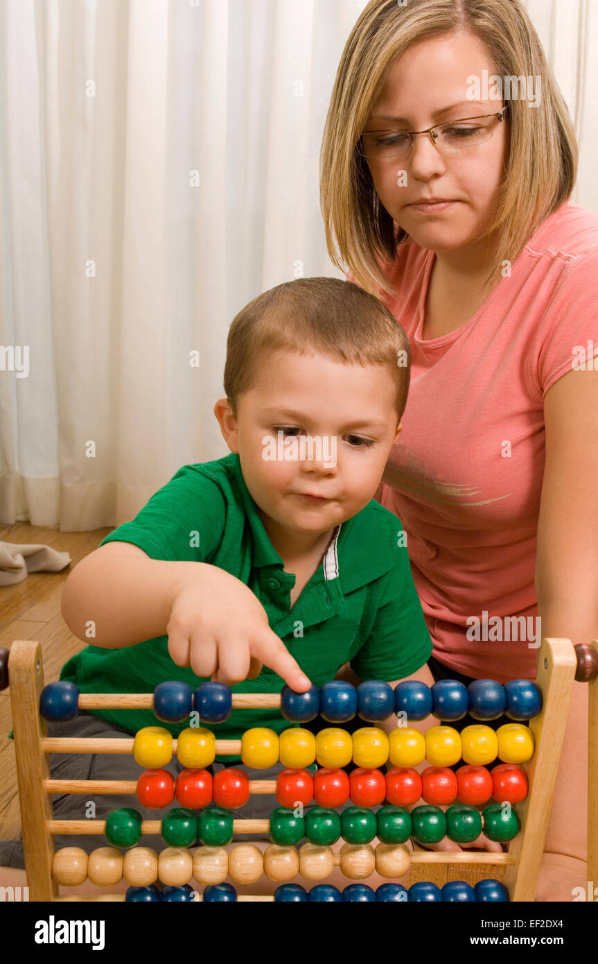 Mutter und Sohn spielt mit abacus Stockfoto