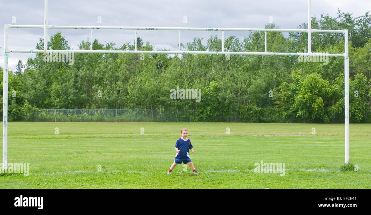 Jungen Fußball spielen Stockfoto