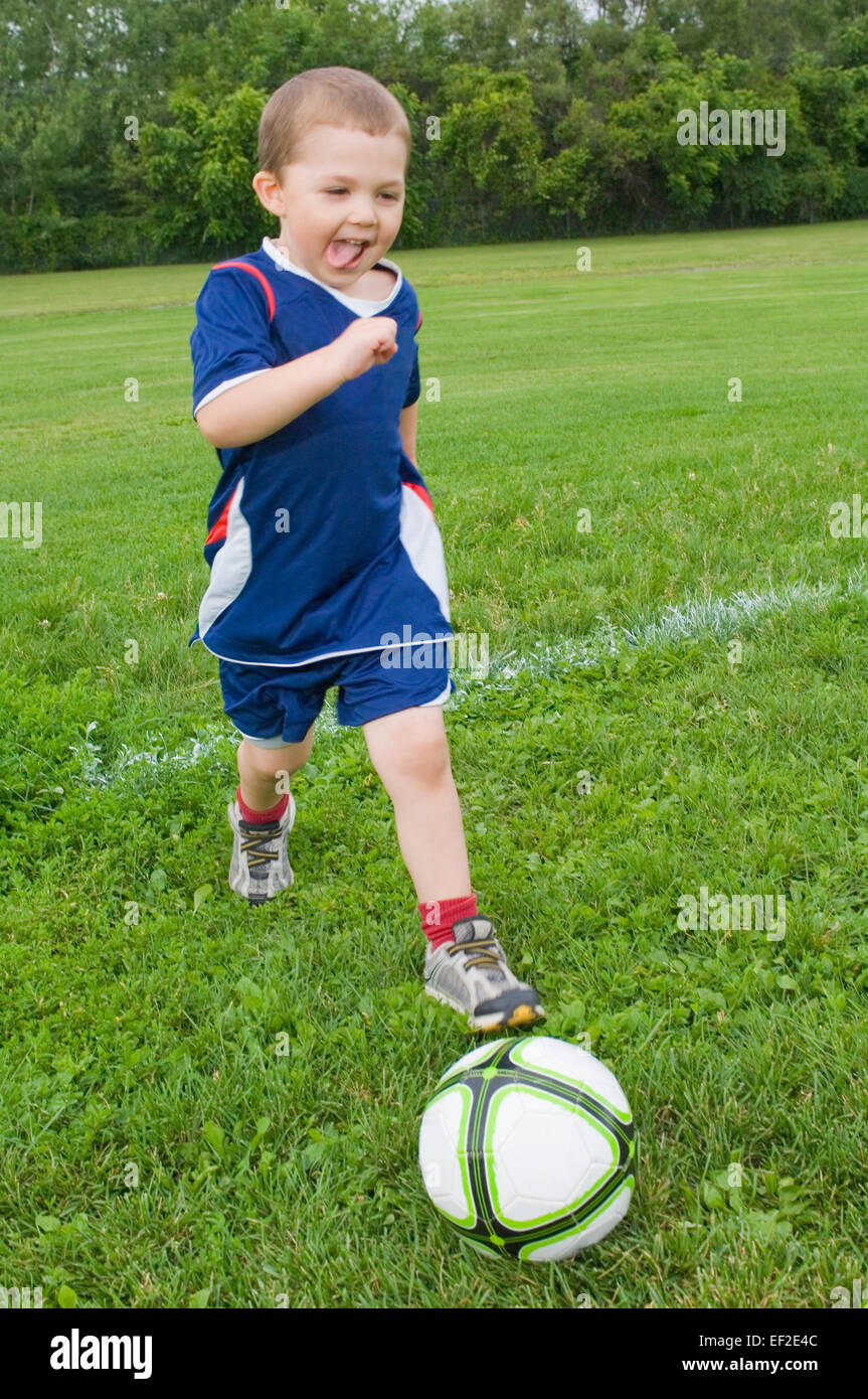 Jungen Fußball spielen Stockfoto