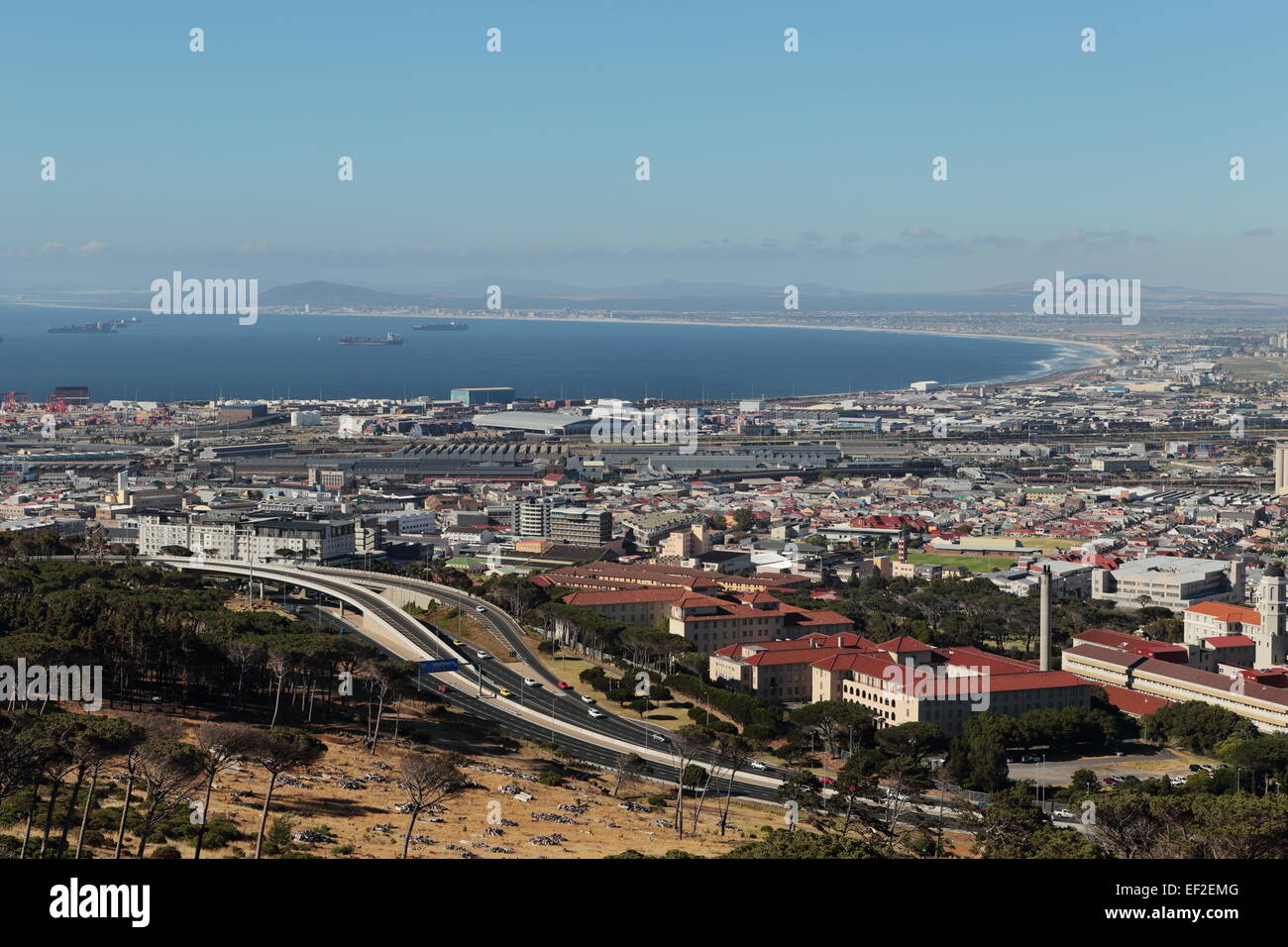 Luftaufnahme von Groote Schuur Krankenhaus, die Autobahn N2 und Tafelbucht, betrachtet von den Hängen des Teufels Peak, Kapstadt Stockfoto