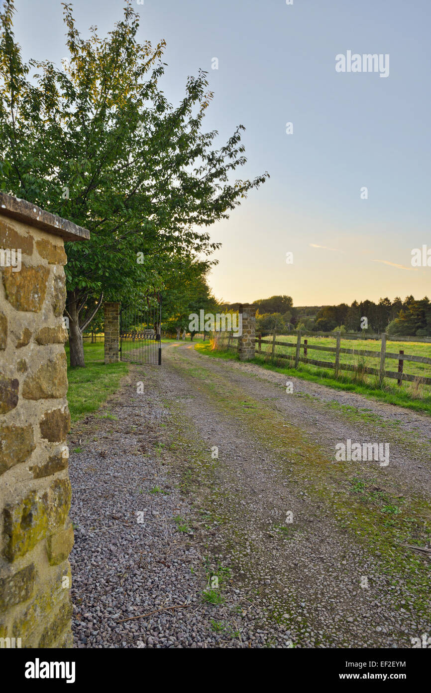 Zufahrt zum Landhaus in ländlicher Umgebung Stockfoto