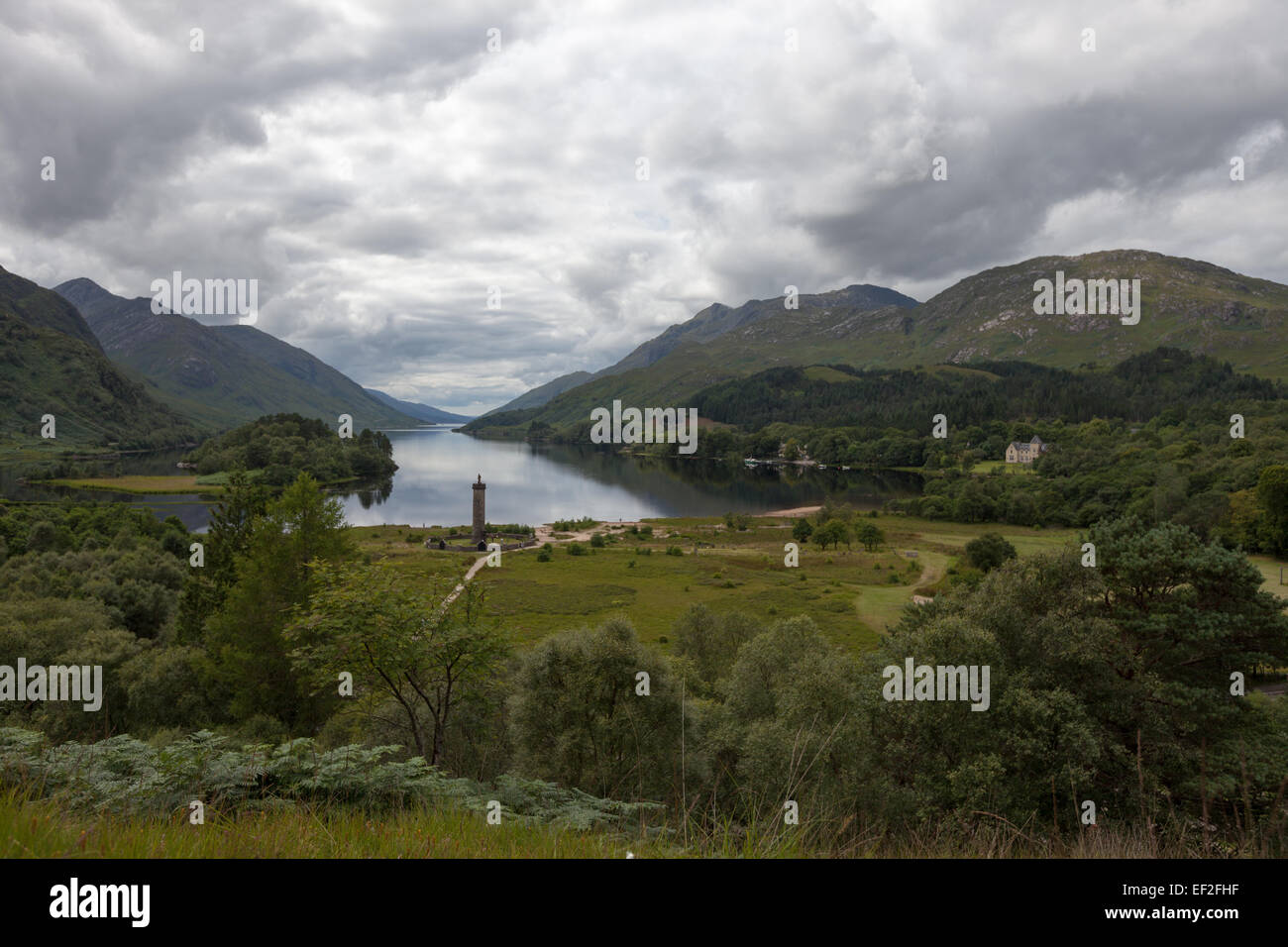Das Denkmal von Bonnie Prince Charlie und die Railroadbridge befinden sich vor Loch Shiel, Glenfinnan, Schottland. Stockfoto