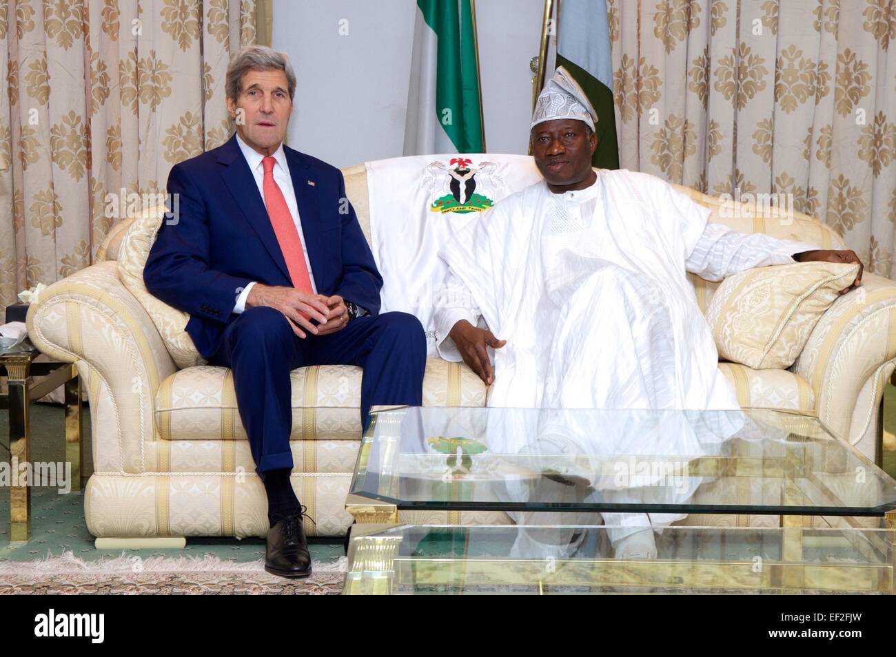 US-Außenminister John Kerry mit Nigeria Präsident Goodluck Jonathan vor ihrem Treffen im State House 25. Januar 2015 in Lagos, Nigeria sitzt. Stockfoto