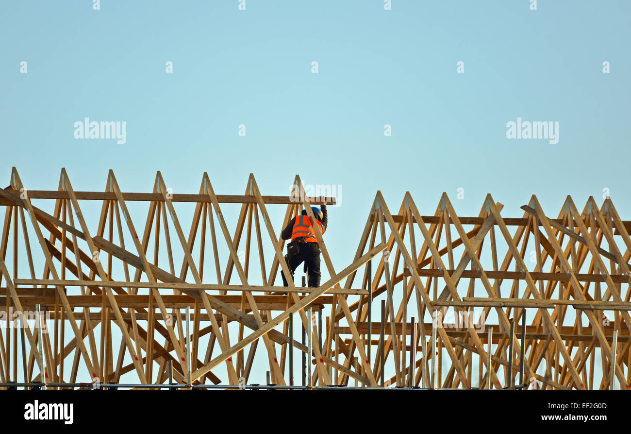 Arbeiter, die Montage Dach Haus Neubau Stockfoto