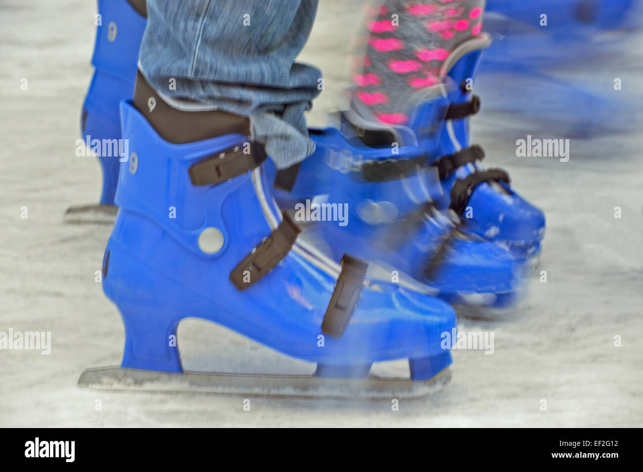 Unscharfen unteren Körper schießen von Mutter und Kind Eisläufer auf, Tür-Eisbahn Stockfoto