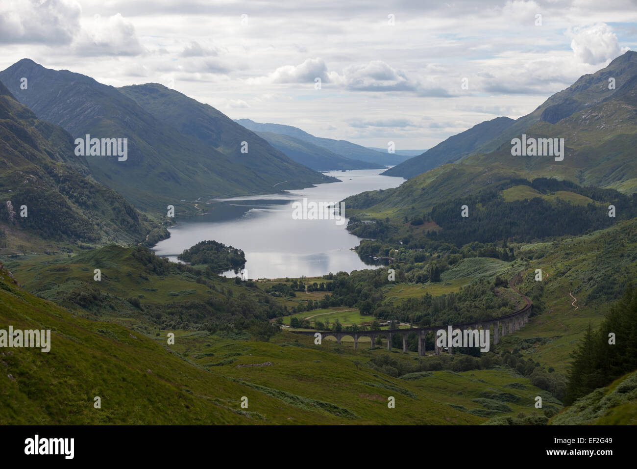 Das Denkmal von Bonnie Prince Charlie und die Railroadbridge befinden sich vor Loch Shiel, Glenfinnan, Schottland. Stockfoto