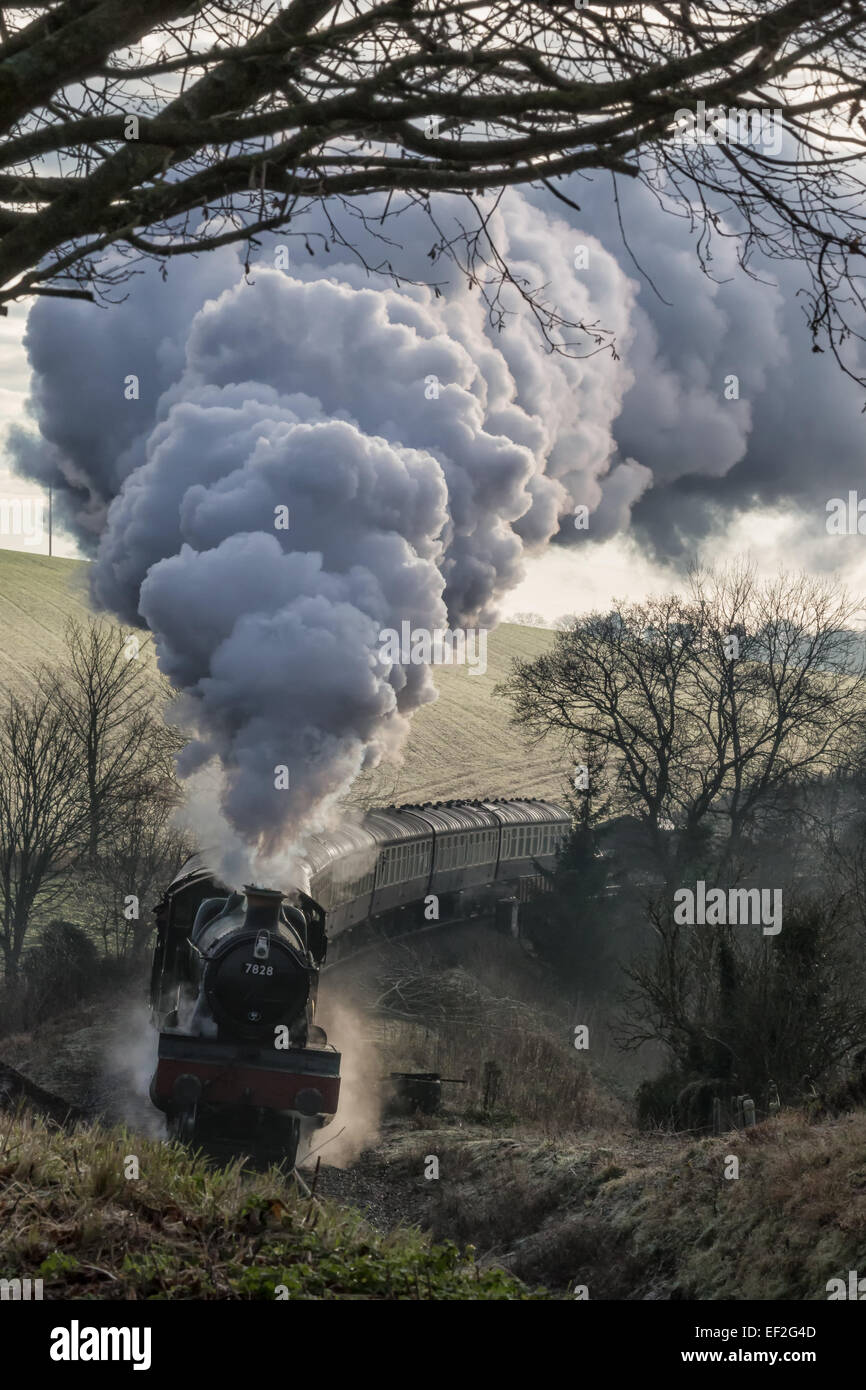 An einem kalten und frostigen Morgen Blasten 7828 GWR Odney Manor, Dampf und Rauch, wie es den ersten Zug des Tages sich die Bank zieht Stockfoto