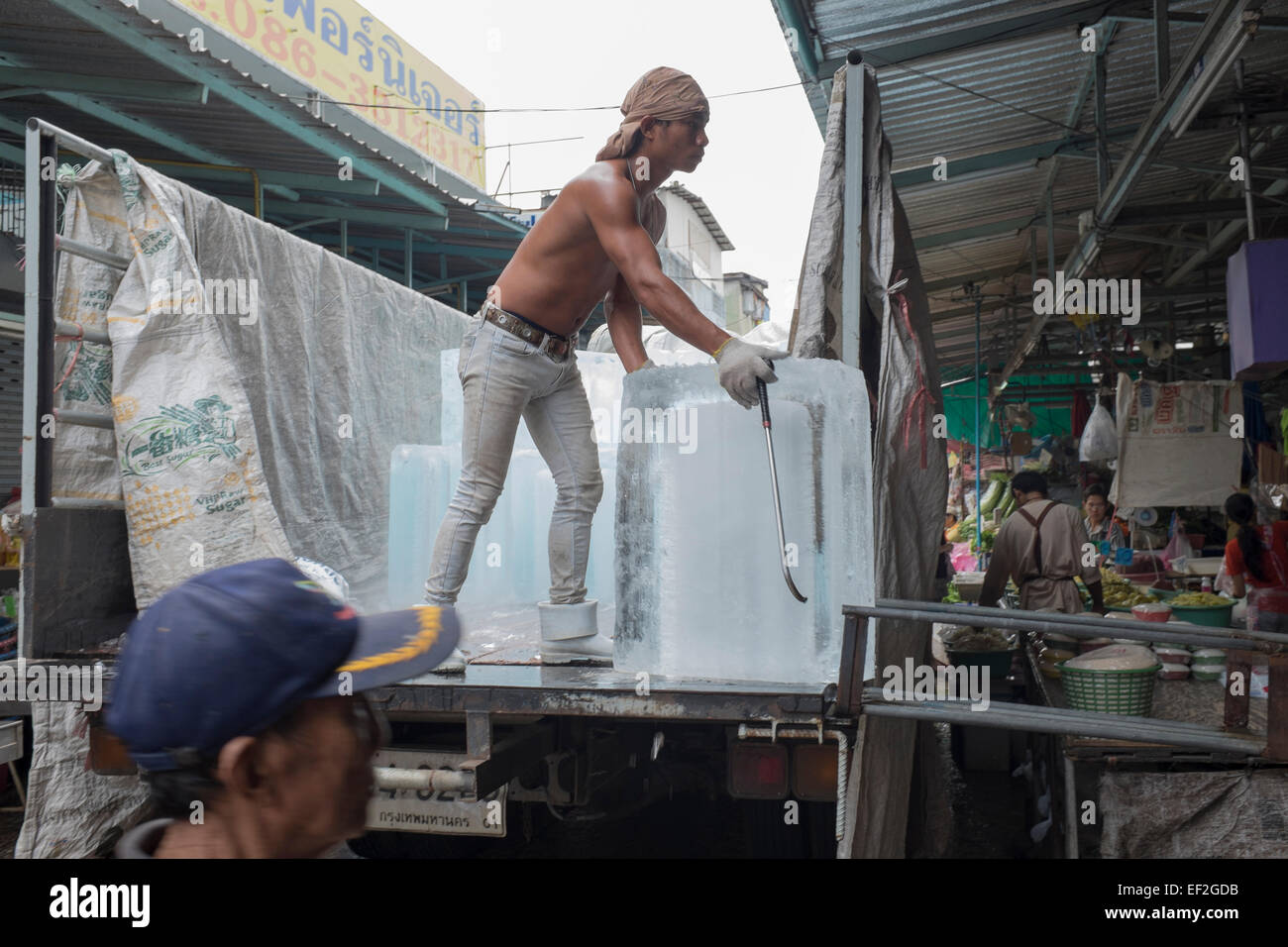 Eis-Auslieferung am Khlong Toey oder Toei Markt Bangkok Stockfoto