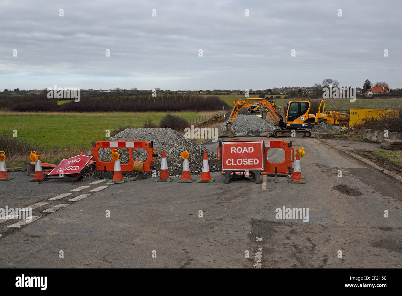 Straße gesperrt wegen Straßenbauarbeiten in der Nähe von Greenhill, Herne Bay, Kent, UK.  Minibagger Hyundai Robex R55-9 zeigen... Stockfoto