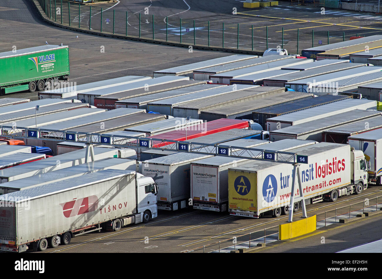 Lastkraftwagen, die Schlange vor der Einschiffung im Hafen von Dover, Kent, UK. Stockfoto