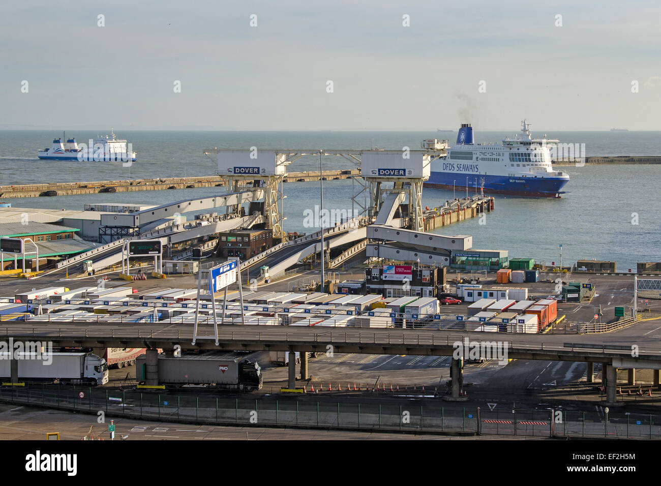 DFDS Fähre, MS Delft Seaways manövrieren um umzukehren in seinen Liegeplatz im Hafen von Dover, A meine Fähre Link Schiff Ansätze hinter. Stockfoto