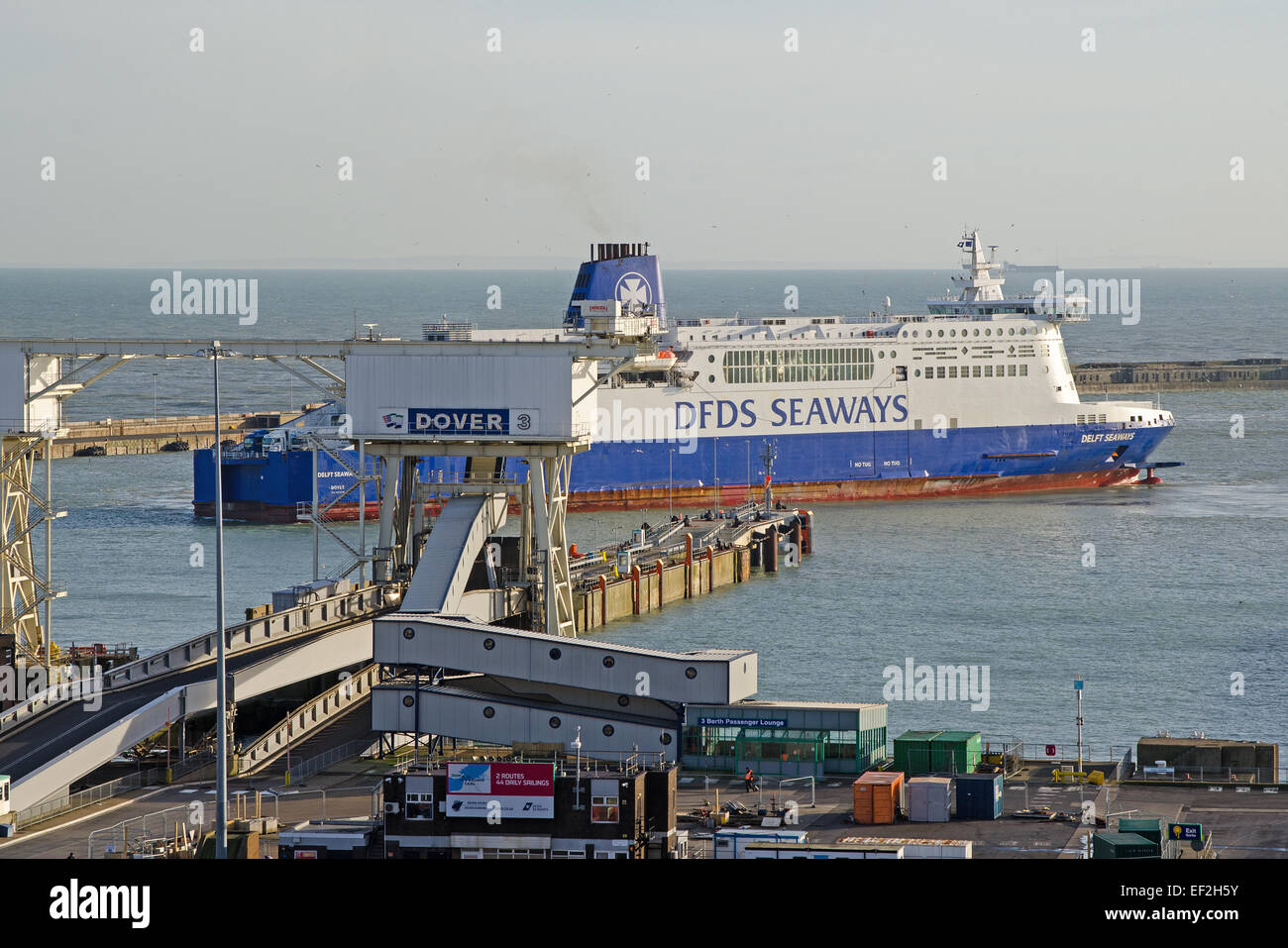 DFDS Fähre, MS Delft Seaways manövrieren um umzukehren in seinen Liegeplatz im Hafen von Dover, Kent, UK Stockfoto