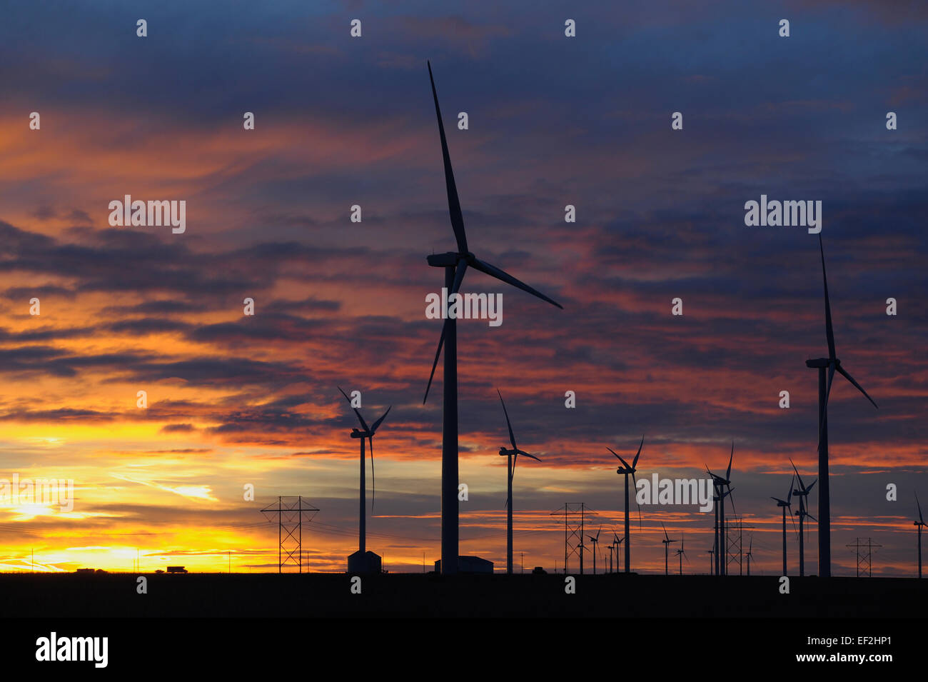 Ein Windpark in Ost-Colorado bei Sonnenuntergang. Stockfoto