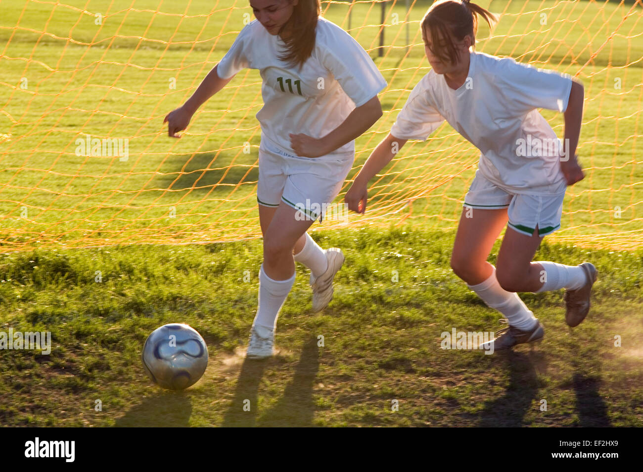 Mädchen spielen Fußball Stockfoto
