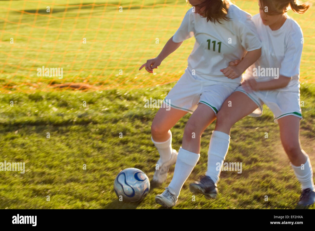 Mädchen spielen Fußball Stockfoto