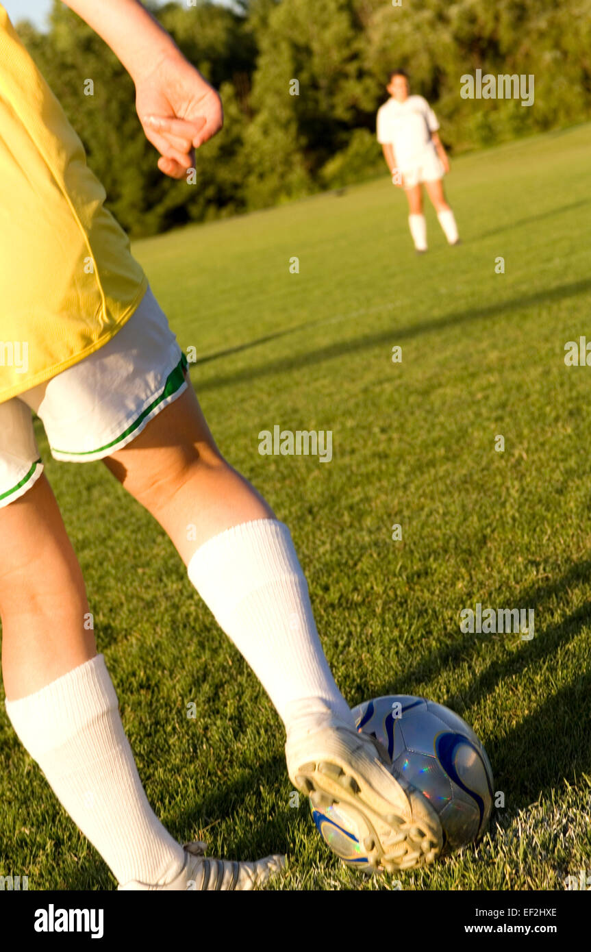 Mädchen spielen Fußball Stockfoto