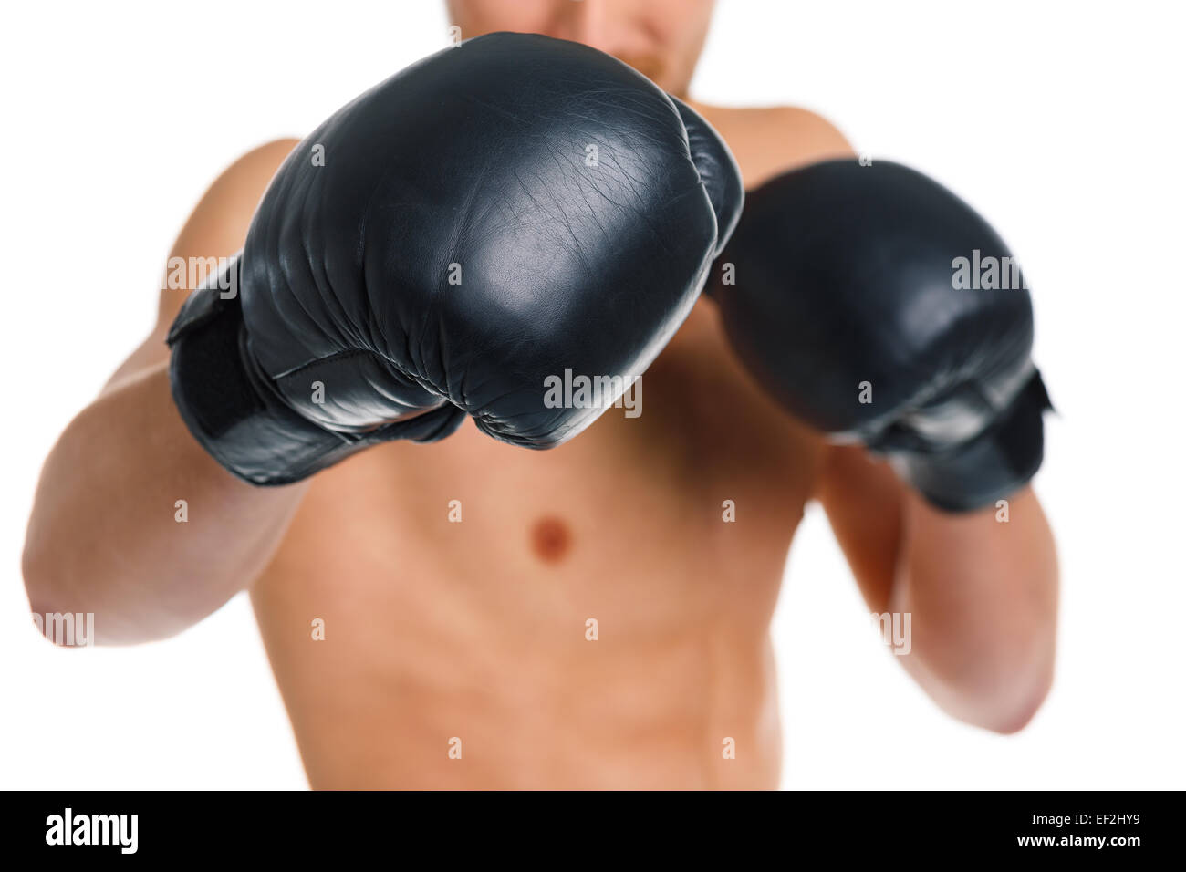 Sportlich attraktive Mann tragen Boxhandschuhe auf dem weißen Hintergrund Stockfoto
