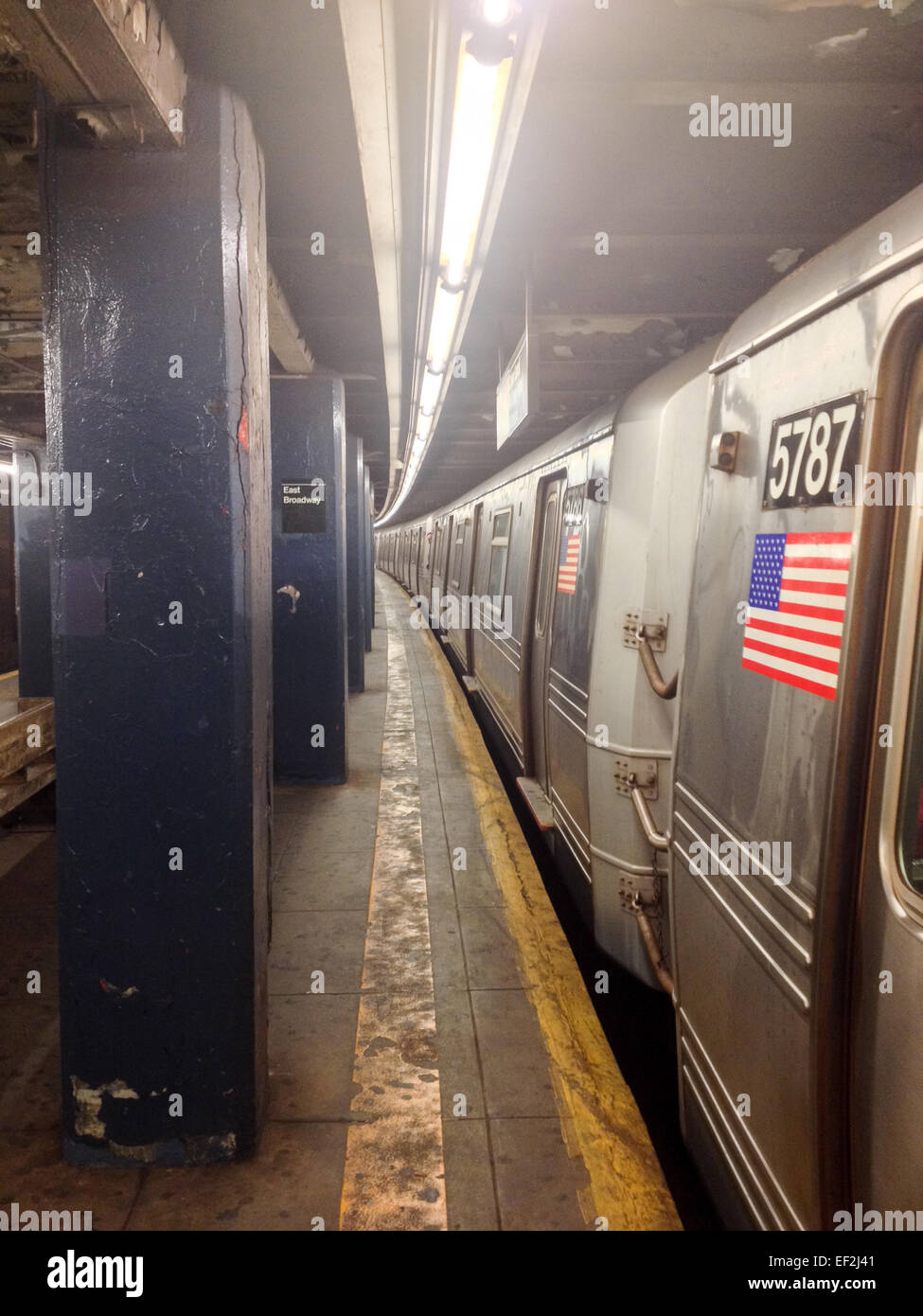 MTA u-Bahn Zug an der Station East Broadway in Lower Manhattan, New York, NY, USA am 11. Oktober 2013. Stockfoto