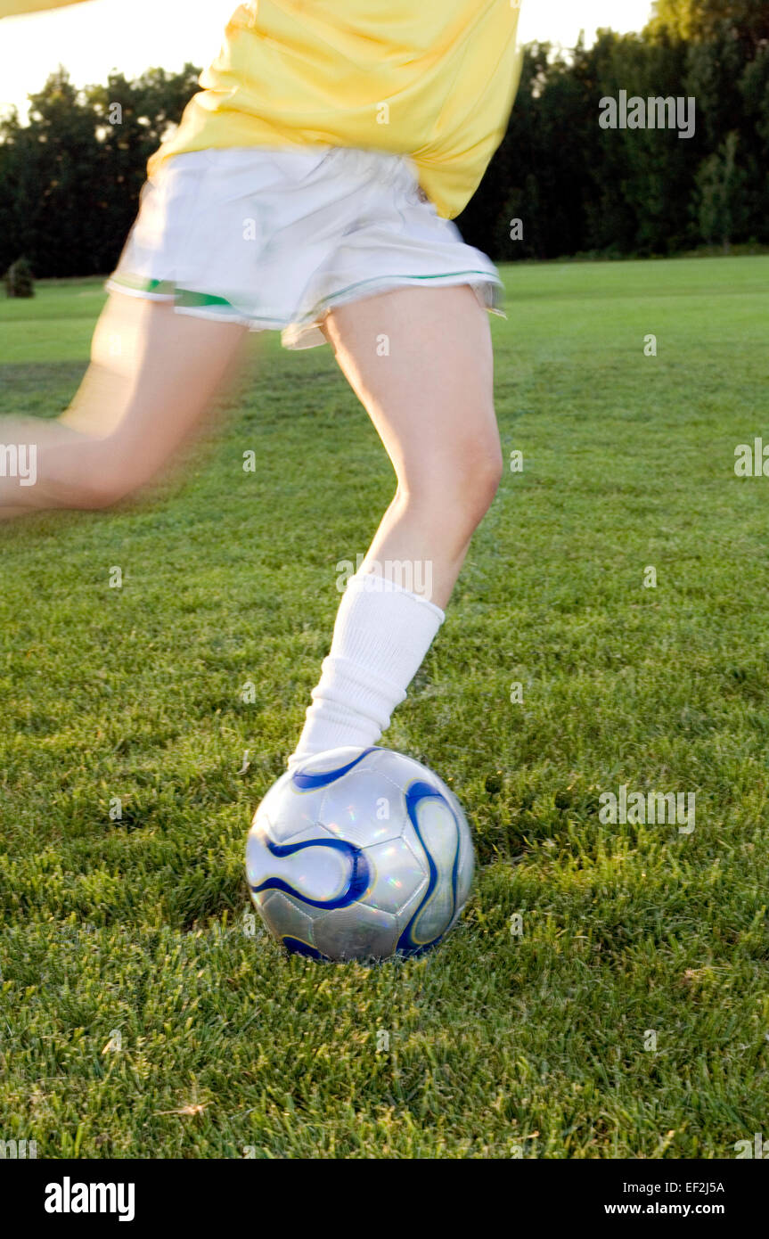 Mädchen spielen Fußball Stockfoto