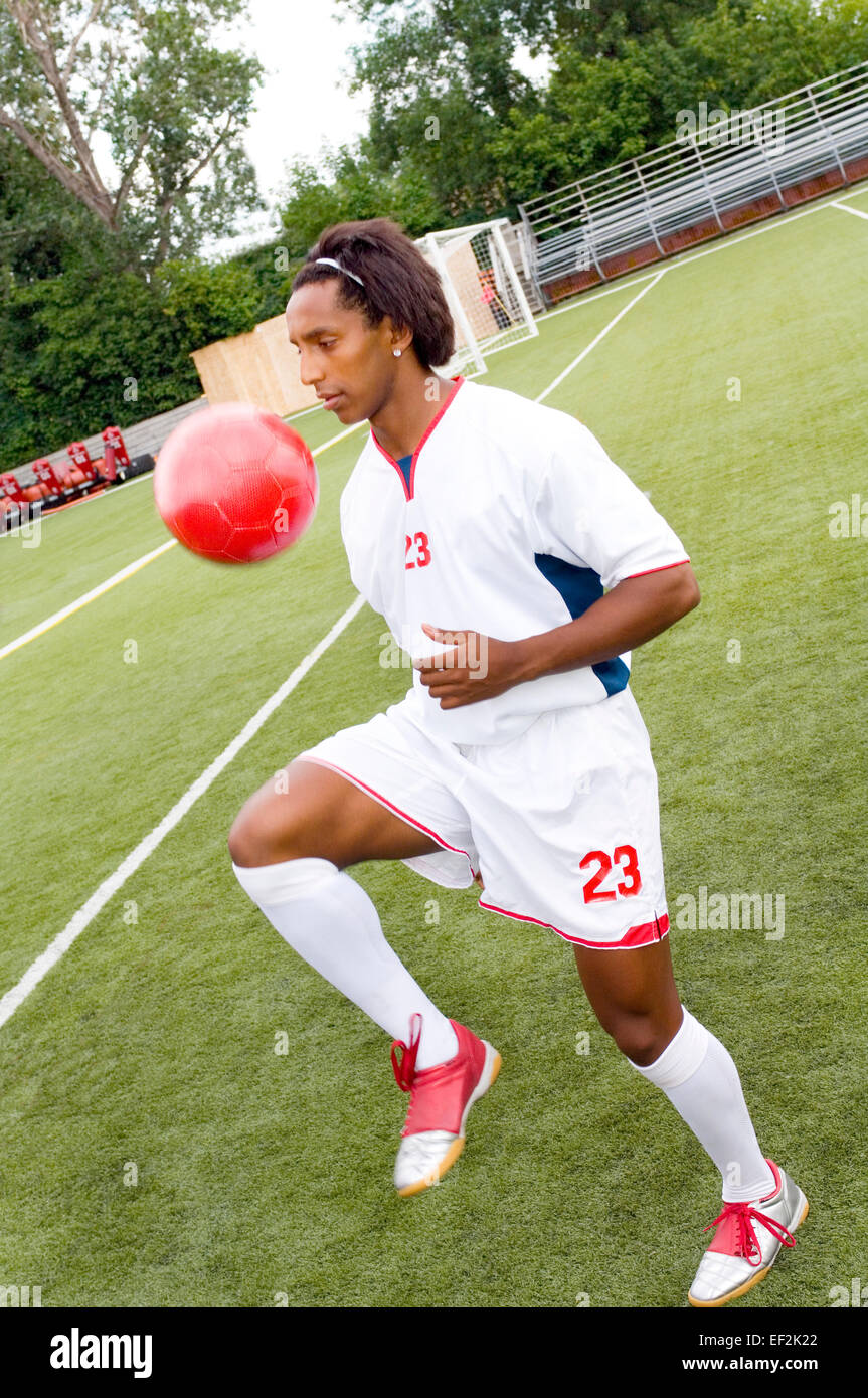 Fußball-Spieler üben auf Feld Stockfoto