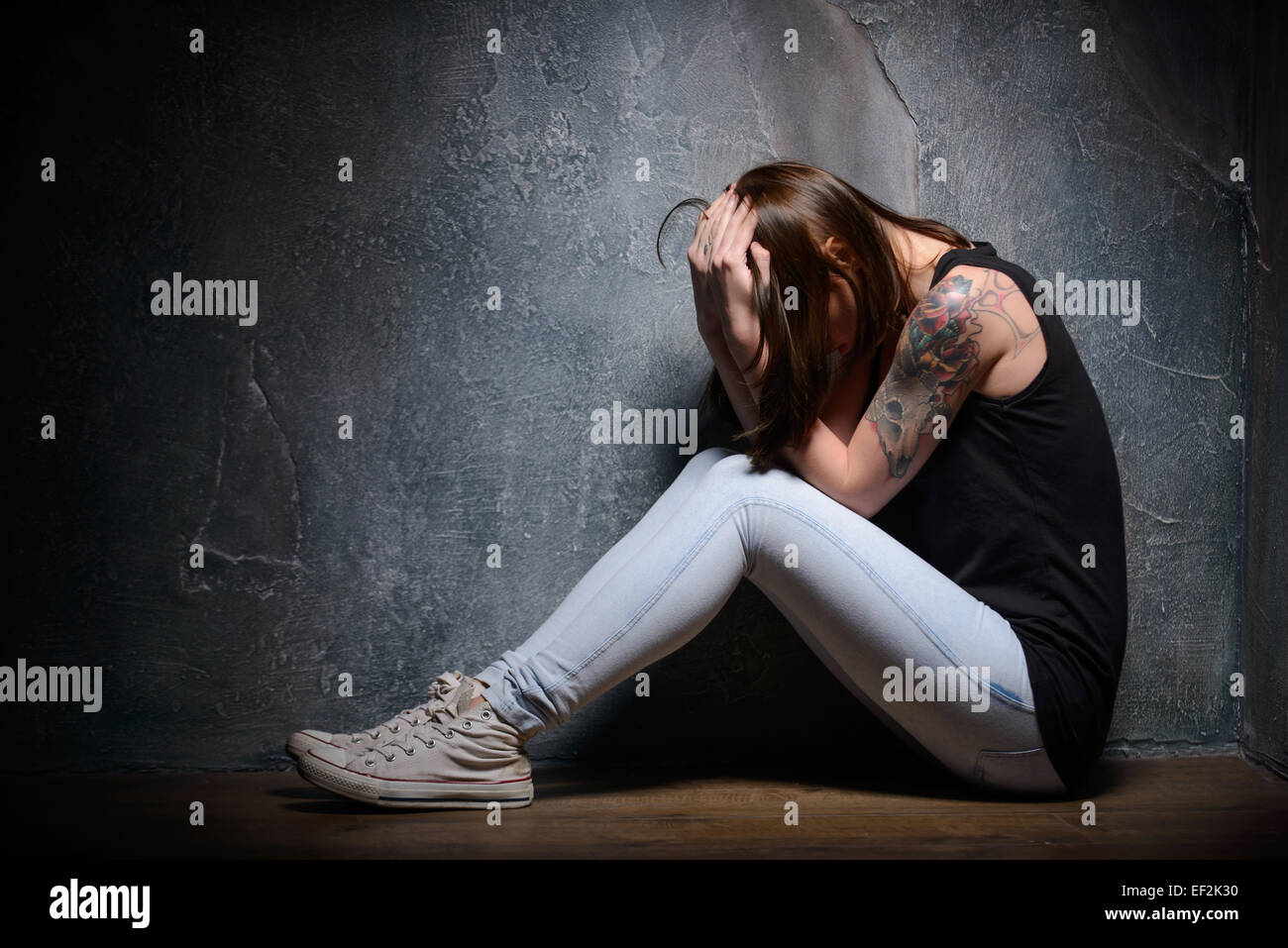 Opfer von häuslicher Gewalt in den Keller Stockfoto