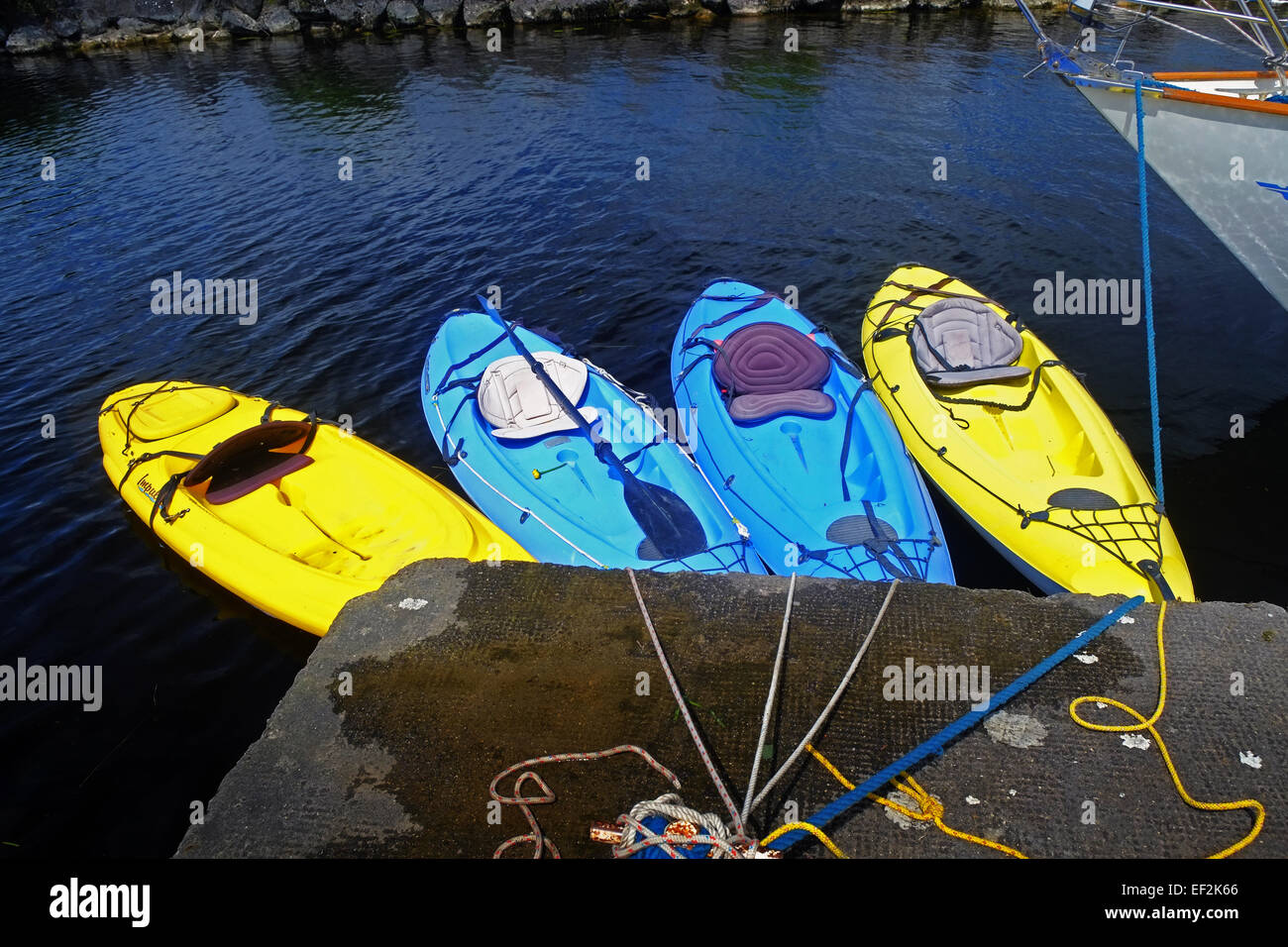 Bunte Kanus oder Kajaks gefesselt an einem Pier auf Lough Derg Tipperary, Irland Stockfoto
