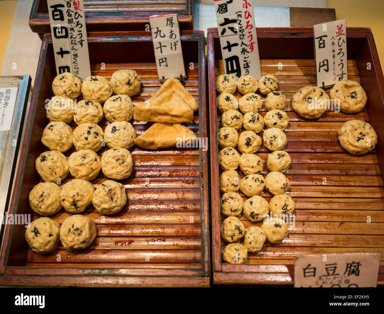 Japanische traditionelle Speisen zum Verkauf in Nishiki Markt, Kyoto Stockfoto