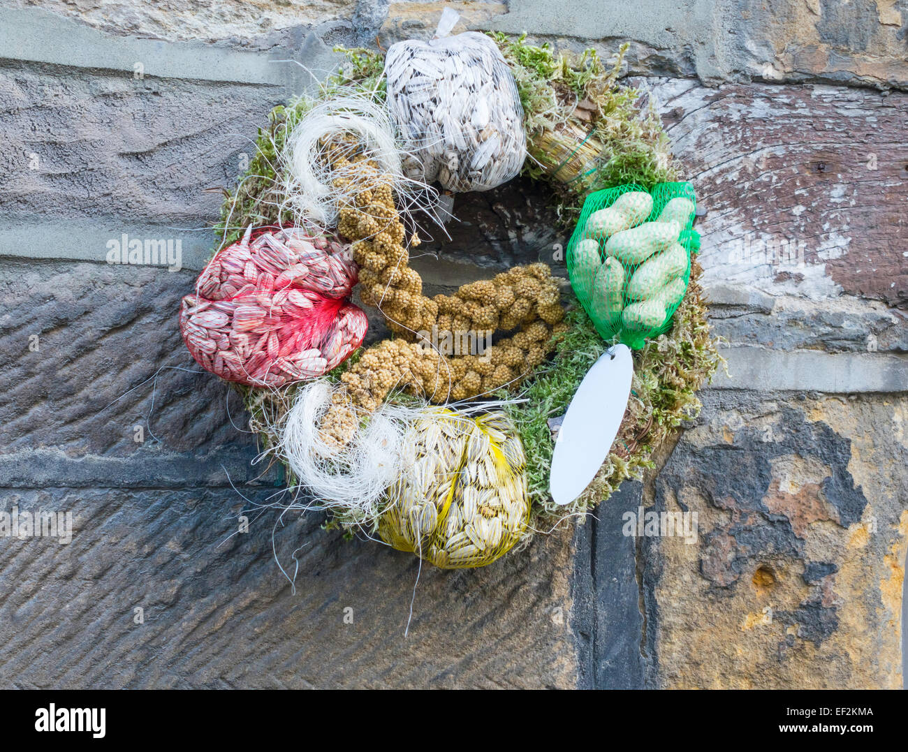 Ein Winter Futterhäuschen Kranz zum Verkauf in Whitby North Yorkshire Stockfoto