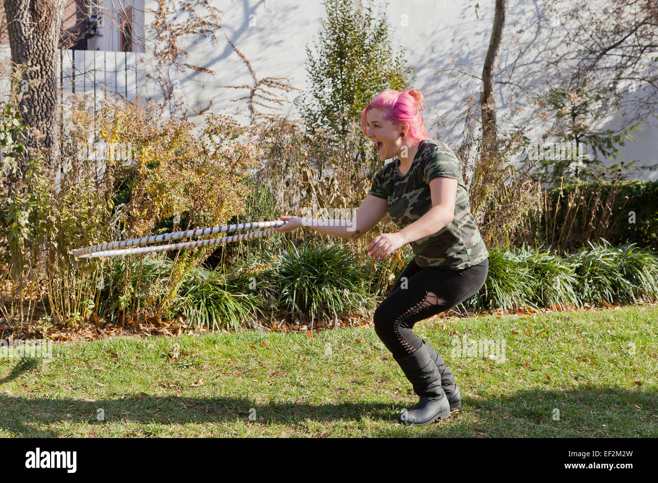 Frau, die das Training mit Hoola Hoop - USA Stockfoto