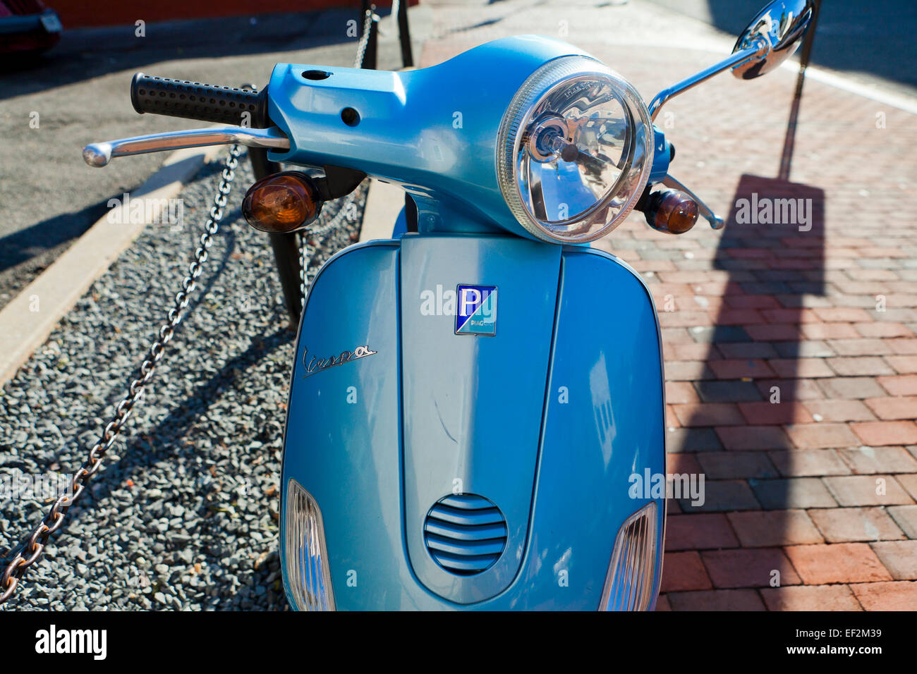 Vespa-Roller geparkt auf Bürgersteig - USA Stockfoto